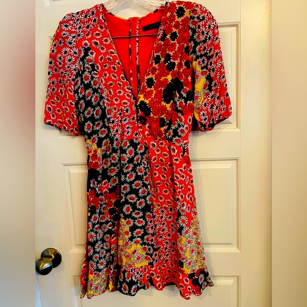 Zara Woman’s Red Floral Dress Size:XS
Preloved With No Notable Flaws